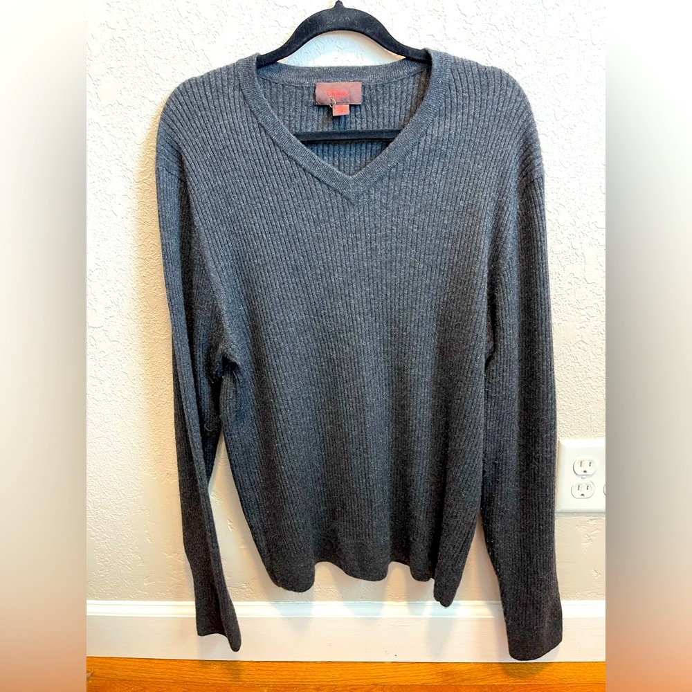 100% Cashmere Tre Vero Men’s V-Neck Sweater.